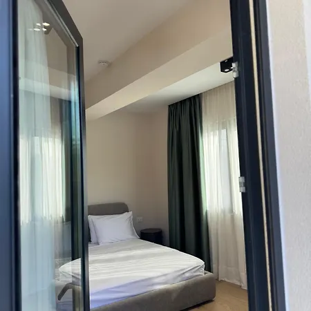 Pauz Hotel *